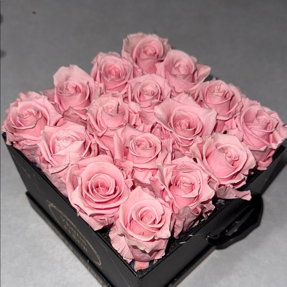 Venus Et Fleur Pink Roses in Black Box - Picture 7 of 9